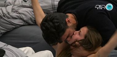 טום מפתיע את גל בנשיקה רטובה בלי שהיא היית מוכנה