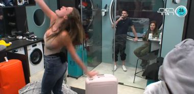 רגע לפני הדחה גל החליטה ללבוש את הבגד ים של קארין שהוא קטן עליה ובשילוב של מוזיקה כל שניה ברח לה