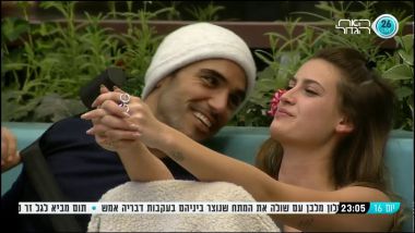 בלי בושה גל מכניסה את היד שלה מתחת לבגד ים של תום ומשחקת לו בווילי